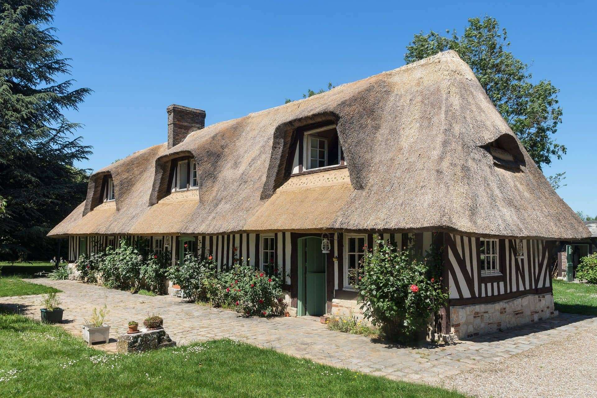 Maison traditionnelle en colombage de l'Eure, typique du bâti local